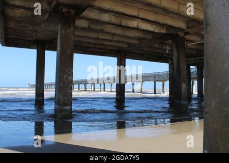 Corpus Christi, USA. August 2021. Der Bob Hall Pier bleibt am 10. August 2021 in Corpus Christi, Texas, USA, geschlossen. Die Anlegestelle wurde während des Hurrikates Hanna der Kategorie 1 im Juli 2020 beschädigt. (Foto: Carlos Kosienski/Sipa USA) Quelle: SIPA USA/Alamy Live News Stockfoto