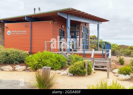 Inneston, Südaustralien - 19. Januar 2021: Innes National Park Visitor Centre vom Parkplatz zum Haupteingang betrachtet, ist es an einem bewölkten Tag Stockfoto