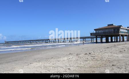 Corpus Christi, USA. August 2021. Der Bob Hall Pier bleibt am 10. August 2021 in Corpus Christi, Texas, USA, geschlossen. Die Anlegestelle wurde während des Hurrikates Hanna der Kategorie 1 im Juli 2020 beschädigt. (Foto: Carlos Kosienski/Sipa USA) Quelle: SIPA USA/Alamy Live News Stockfoto