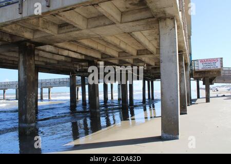 Corpus Christi, USA. August 2021. Der Bob Hall Pier bleibt am 10. August 2021 in Corpus Christi, Texas, USA, geschlossen. Die Anlegestelle wurde während des Hurrikates Hanna der Kategorie 1 im Juli 2020 beschädigt. (Foto: Carlos Kosienski/Sipa USA) Quelle: SIPA USA/Alamy Live News Stockfoto