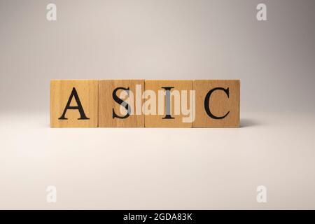Die ASIC-Codekette wurde aus Holzwürfeln erstellt. Industrie und Technologie. Nahaufnahme. Stockfoto