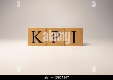 Der KPI wurde aus Holzwürfeln erstellt. Industrie und Technologie. Nahaufnahme. Stockfoto