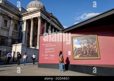 Vom 10. August bis zum 2. September 2021 bringt die Nationalgalerie Kunst unter freiem Himmel mit einer Ausstellung von über 20 lebensgroßen Repliken einiger der berühmtesten und wertvollsten Gemälde der Sammlung, darunter Van Goghs „Sonnenblumen“ (1888), Turner’s „The Fighting Temeraire“ (1839) Botticellis „Venus und Mars“ (1485) und John Constable’s „The Hay Wain“ (1821). London, Großbritannien. Stockfoto