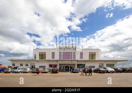 SOUTHWOLD, GROSSBRITANNIEN - 10. Aug 2016: Die Vorderansicht des Southwold Pier gegen den bewölkten Himmel Stockfoto