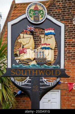 SOUTHWOLD, VEREINIGTES KÖNIGREICH - Aug 10, 2016: Das Southwold Stadtschild mit Segelschiffen Stockfoto