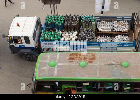 Narayanganj, Dhaka, Bangladesch. August 2021. Während der Sauerstoffkrise, die durch die Ausbreitung des Corona-Virus in Bangladesch verursacht wurde, trägt ein LKW Sauerstoffflaschen. (Bild: © Joy SahaZUMA Wire) Stockfoto