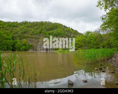 Loire Fluss in frankreich mit grünen Pflanzen, Felsen und Bergen unter bewölktem Himmel Stockfoto