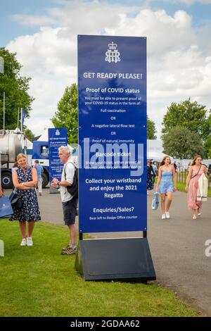 Spezielle Schilder am Check-in für die Anforderungen der Henley Royal Regatta Liste 2021 für den Nachweis des COVID Status. Stockfoto