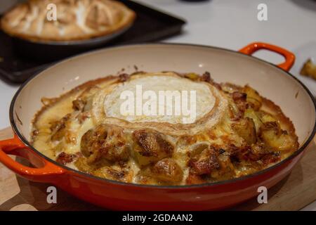 Tartiflette, eine Kartoffel-, Reblochon-, Rahm- und Speckform. Stockfoto