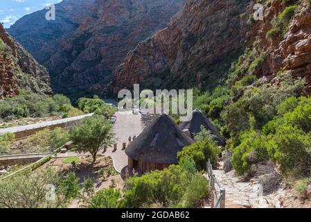 MEIRINGSPOORT, SÜDAFRIKA - 5. APRIL 2021: Der Parkplatz am Meiringspoort Wasserfall im Swartberg, vom Trail zum F Stockfoto