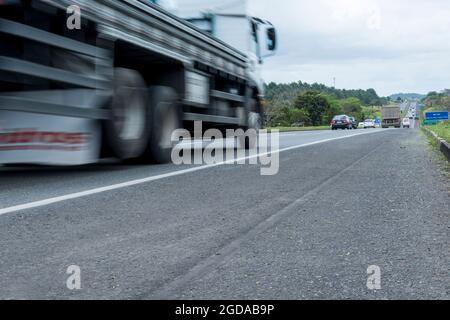 Salvador, Bahia, Brasilien - 08. Oktober 2015: Verkehrsbewegungen auf der Autobahn, die Salvador mit Feira de Santana verbindet. Bahia Brasilien. Stockfoto