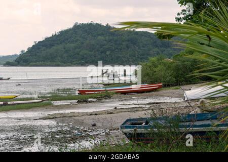 Paraguaçu Flusslandschaft mit Fischerbooten in Todos os Santos Bay. Bahia, Brasilien. Stockfoto