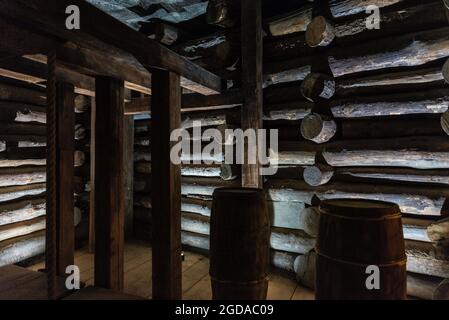 Krakau, Polen - 29. August 2018: Alter Korridor mit Holzbalken in der Salzmine Wieliczka, Krakau, Polen Stockfoto