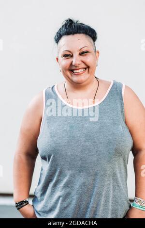Positive Frau mittleren Alters mit Cherokee Haarschnitt Stockfoto