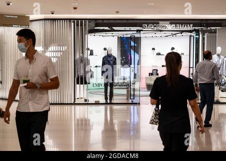 Shopper laufen an der italienischen Modemarke Emporio Armani in Hongkong vorbei. Stockfoto