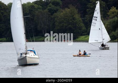 Essen, Deutschland. August 2021. Wassersportler nutzen das warme Sommerwetter und segeln mit ihren Booten auf dem Lake Baldeney. Der Sommer ist wieder in NRW - Meteorologen erwarten am Donnerstag Temperaturen von bis zu 30 Grad. Quelle: Federico Gambarini/dpa/Alamy Live News Stockfoto