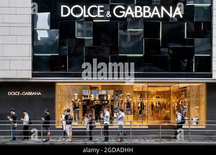 Shopper stehen vor dem italienischen Luxusmodehaus Dolce & Gabbana in Hongkong. (Foto von Budrul Chukrut / SOPA Images/Sipa USA) Stockfoto