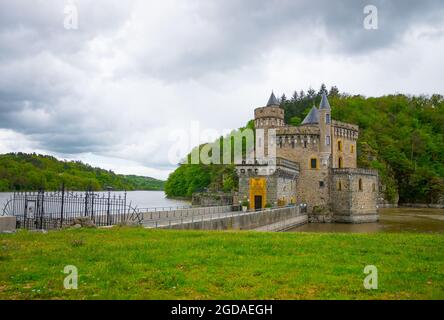 Schloss Le Relais Du Chateau Saint Priest la roche mit langem Eingang an der Loire Stockfoto