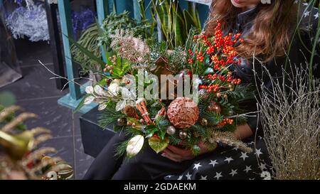 Frau hält Neujahr und Weihnachten, Weihnachten Innendekoration Stockfoto