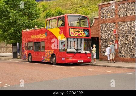 Offener, roter Bus mit Passagieren, die am Castle Meadow Norwich Norfolk England einsteigen möchten Stockfoto