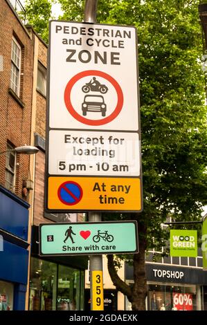 Straßenschild mit Share with Care-Schild und keine Einfahrt sowie kein Warten im Stadtzentrum von norwich Stockfoto