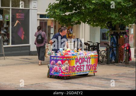 Straßenhändler, der die beliebten Fidget Spinner Toys Pop it Toys im Stadtzentrum von norwich verkauft Stockfoto