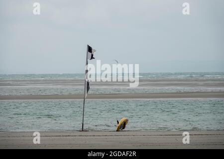 Windsurfer am Meer an einem stürmischen Sommertag in England Stockfoto