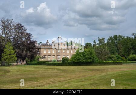 Scampston, Malton, North Yorkshire, UK, 07 July 2021 - Blick über Grasrasen zur Scampston Hall mit Bäumen und bewölktem Himmel Stockfoto
