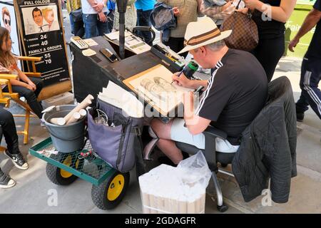 Karikaturist skizziert die Touristeninformation bei Minster Gates in der City of York England Stockfoto