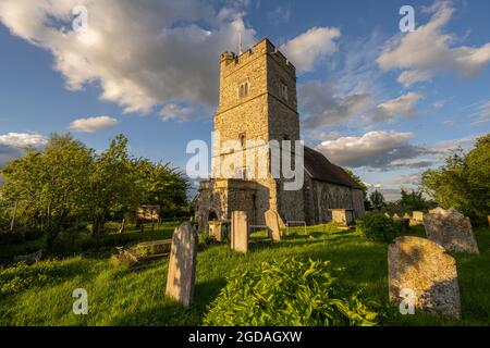 St. Mary’s Church Chalk, in der Nähe von Gravesend, Kent. Aufgenommen bei Sonnenuntergang Stockfoto