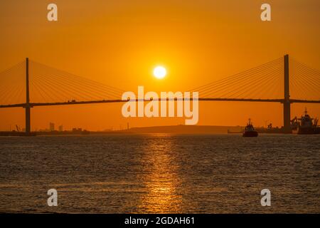 Die Dartford-Brücke und die Themse bei Sonnenuntergang Stockfoto