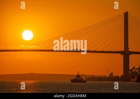 Die Dartford-Brücke und die Themse bei Sonnenuntergang Stockfoto