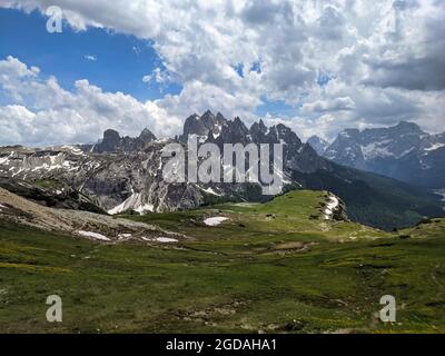 unesco Welterbe, dolomiten in europa, Panoramabild zur gruppo dei cadini torre siorpaes. Wanderlust Stockfoto