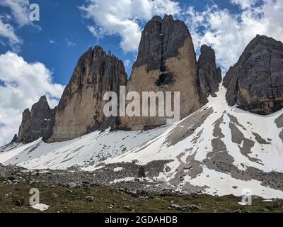 Schöne Sicht auf die Tre Cime di Lavaredo. Großes Panoramabild der dolomiten in italien. Blauer Himmel. Fernweh Stockfoto