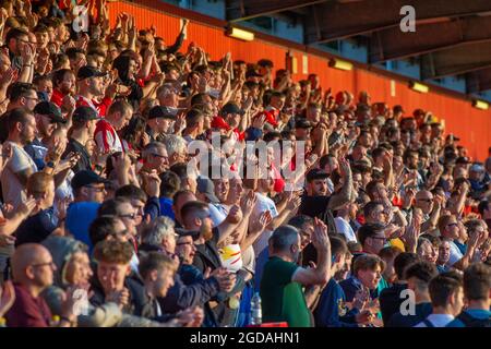 Fußball-/Fußballfans klatschen im sonnenbeschienenen Stadion Stockfoto