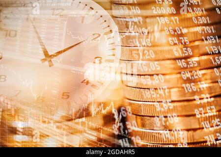 Stapel von Münzen, Aktienkursen und Uhr als Symbol für nachhaltige Investitionen Stockfoto