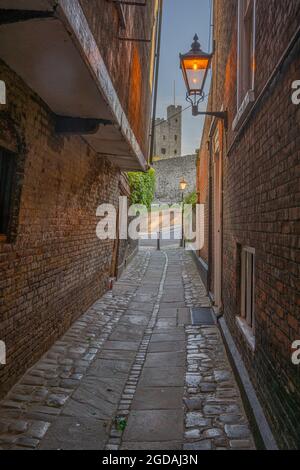 Blick entlang einer schiefen Gasse in Richtung Rochester Castle, Kent Stockfoto