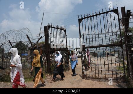 12. August 2021, Poonch, Jammu und Kashmir, Indien: Am Donnerstag, dem 12. August 2021, nehmen Studenten an Freiluftkursen in der Nähe der Kontrolllinie im Bezirk Poonch Teil. (Bild: © Nazim Ali KhanZUMA Press Wire) Stockfoto