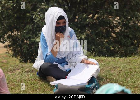 12. August 2021, Poonch, Jammu und Kashmir, Indien: Am Donnerstag, dem 12. August 2021, nehmen Studenten an Freiluftkursen in der Nähe der Kontrolllinie im Bezirk Poonch Teil. (Bild: © Nazim Ali KhanZUMA Press Wire) Stockfoto