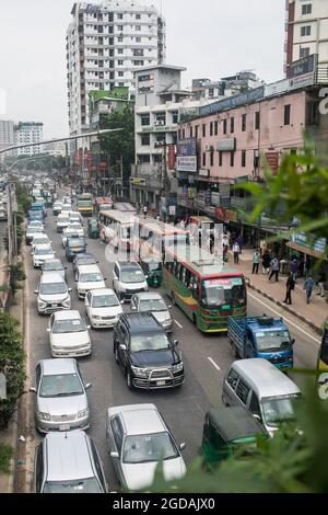 Dhaka, Bangladesch. August 2021. Fahrzeuge und Fußgänger sind an der Mirpur Road, Shyamoli Straße inmitten covid-19 in Dhaka Stadt gesehen. Kredit: SOPA Images Limited/Alamy Live Nachrichten Stockfoto