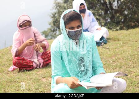 12. August 2021, Poonch, Jammu und Kashmir, Indien: Am Donnerstag, dem 12. August 2021, nehmen Studenten an Freiluftkursen in der Nähe der Kontrolllinie im Bezirk Poonch Teil. (Bild: © Nazim Ali KhanZUMA Press Wire) Stockfoto