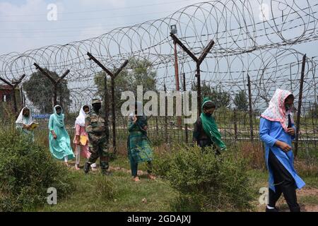 12. August 2021, Poonch, Jammu und Kashmir, Indien: Am Donnerstag, dem 12. August 2021, nehmen Studenten an Freiluftkursen in der Nähe der Kontrolllinie im Bezirk Poonch Teil. (Bild: © Nazim Ali KhanZUMA Press Wire) Stockfoto