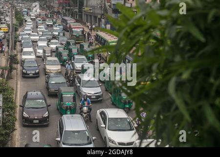 Dhaka, Bangladesch. August 2021. Fahrzeuge und Fußgänger sind an der Mirpur Road, Shyamoli Straße inmitten covid-19 in Dhaka Stadt gesehen. Kredit: SOPA Images Limited/Alamy Live Nachrichten Stockfoto