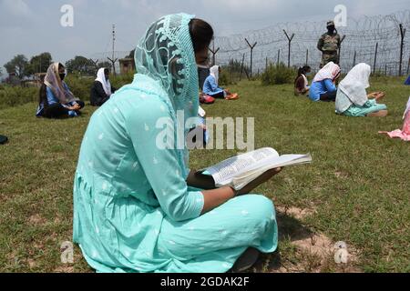 12. August 2021, Poonch, Jammu und Kashmir, Indien: Am Donnerstag, dem 12. August 2021, nehmen Studenten an Freiluftkursen in der Nähe der Kontrolllinie im Bezirk Poonch Teil. (Bild: © Nazim Ali KhanZUMA Press Wire) Stockfoto