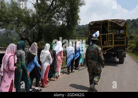 12. August 2021, Poonch, Jammu und Kashmir, Indien: Am Donnerstag, dem 12. August 2021, nehmen Studenten an Freiluftkursen in der Nähe der Kontrolllinie im Bezirk Poonch Teil. (Bild: © Nazim Ali KhanZUMA Press Wire) Stockfoto