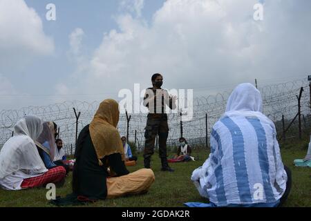 12. August 2021, Poonch, Jammu und Kashmir, Indien: Am Donnerstag, dem 12. August 2021, nehmen Studenten an Freiluftkursen in der Nähe der Kontrolllinie im Bezirk Poonch Teil. (Bild: © Nazim Ali KhanZUMA Press Wire) Stockfoto