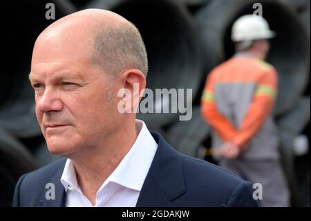 Hamburg, Deutschland. August 2021. Olaf Scholz (SPD), Bundesfinanzminister und Kanzlerkandidat der SPD, steht während eines Interviews auf dem Gelände des Stahlwerks der ArcelorMittal GmbH. Quelle: Jonas Walzberg/dpa/Alamy Live News Stockfoto