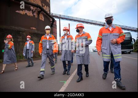 Hamburg, Deutschland. August 2021. Bundesfinanzminister Olaf Scholz (SPD, 2. Von rechts), Kanzler der SPD, läuft zwischen Hamburgs Bürgermeister Peter Tschentscher (SPD, 3. Von rechts) und Dr. Uwe Braun (3. Von links), Geschäftsführer ArcelorMittal Hamburg, über den Standort des Stahlwerks der ArcelorMittal GmbH. Quelle: Jonas Walzberg/dpa/Alamy Live News Stockfoto