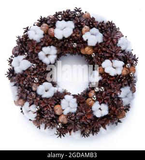 Schöner Weihnachtskranz auf weißem Hintergrund isoliert. Weihnachtskranz aus Zapfen und Baumwollbolls. Stockfoto