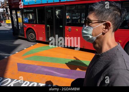 Da viele Menschen und Familien während der Schulferien in Großbritannien ihren Sommerurlaub verbringen, ist eine große Anzahl von Inlandstouristen, Wer normalerweise ins Ausland gereist ist, hat sich in der Hauptstadt decendiert, um die Sehenswürdigkeiten zu sehen, wie man hier im Piccadilly Circus sieht, als die Menschen am 10. August 2021 in London, Großbritannien, die neuen grafischen und gemusterten mehrfarbigen Fußgängerübergänge überqueren. Nach dem Coronavirus/Covid-19-Gesundheitssorge der letzten zwei Jahre und mit einigen Reisebeschränkungen, die noch bestehen, haben sich mehr Menschen für einen Aufenthalt entschieden, der ein Urlaub in ihrem Heimatland ist Stockfoto